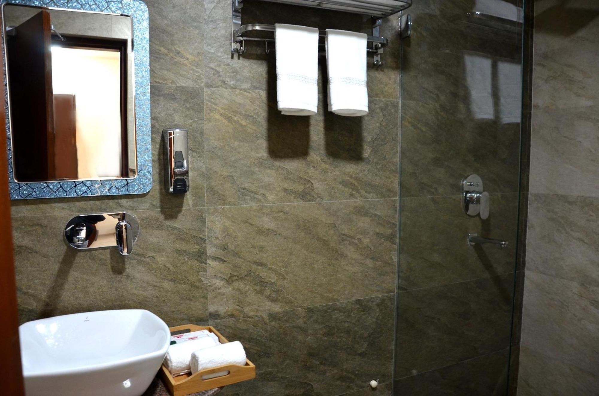Fabhotel Roselle Inn Lucknow Exterior foto